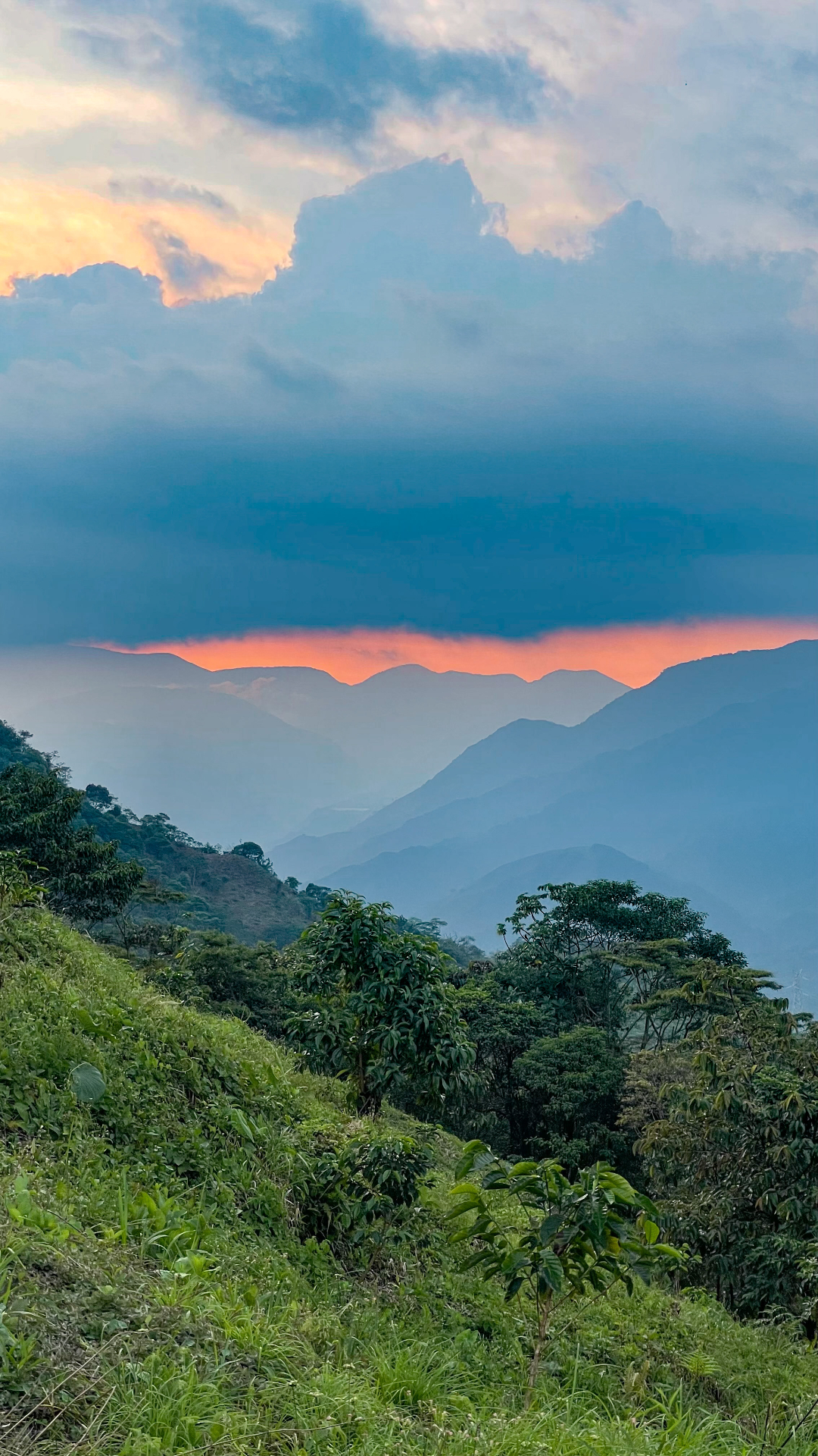 Atardecer sobre las montañas